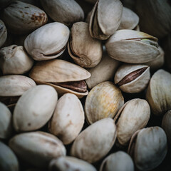 Stimmungsvolle Pistazien auf schwarzem Teller – Dark & ​​Moody Food Fotografie