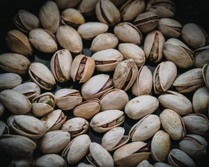 Stimmungsvolle Pistazien auf schwarzem Teller – Dark & ​​Moody Food Fotografie