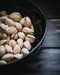 Stimmungsvolle Pistazien auf schwarzem Teller – Dark & ​​Moody Food Fotografie