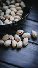 Stimmungsvolle Pistazien auf schwarzem Teller – Dark & ​​Moody Food Fotografie