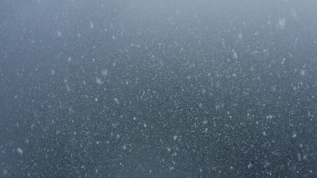 スーパースロー映像：ドローンで空撮した、大雪の日の川の上の風景