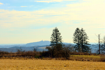 Aussicht vom Peterberg bei Braunshausen in der Gemeinde Nonnweiler im Landkreis St. Wendel im Saarland in Richtung Schaumberg. 