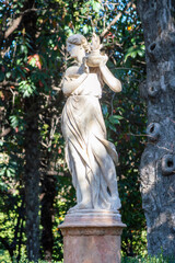 Obraz premium Estatua Alegoría del Fuego en el jardín francés de los jardínes de Carmen de los Mártires de Granada.