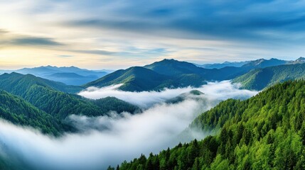 Mystischer Nebel uber den Bergen bei Sonnenaufgang