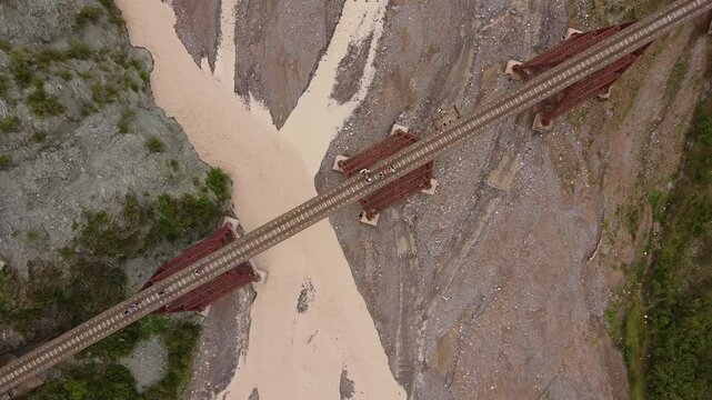 Puente de tren sobre el rio toro