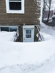 Escaliers enneigés dans la sous-sol d'une maison en hiver.