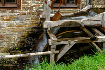 Wasserrad

f&uuml;r den Anrieb eines Hammers im Inneren