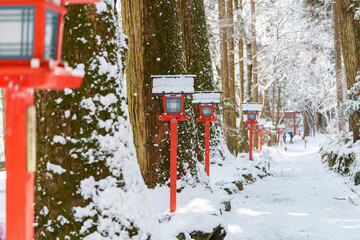 雪に包まれた神社の参道と灯篭、静寂な冬の風景
A Snow-Covered Shrine Path and Lanterns, A Serene Winter Scene