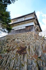 青空を背に佇む備中松山城 二重櫓