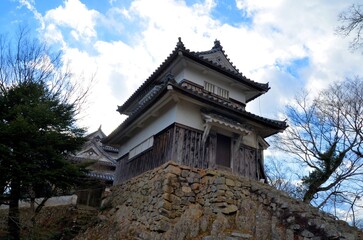 青空を背に佇む備中松山城 二重櫓