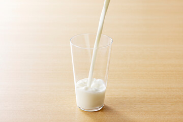 グラスに注いだ牛乳　Milk in a glass