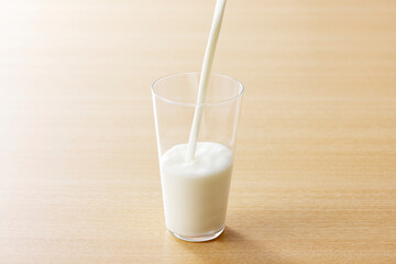 グラスに注いだ牛乳　Milk in a glass