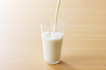 グラスに注いだ牛乳　Milk in a glass