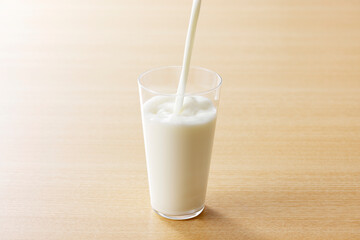 グラスに注いだ牛乳　Milk in a glass