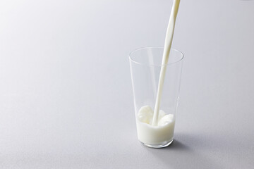 グラスに注いだ牛乳　Milk in a glass