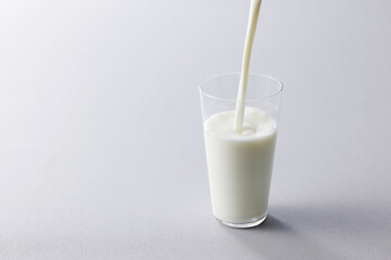 グラスに注いだ牛乳　Milk in a glass