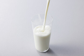 グラスに注いだ牛乳　Milk in a glass