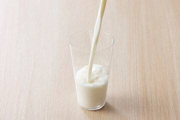 グラスに注いだ牛乳　Milk in a glass