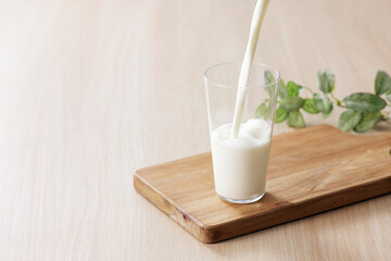 グラスに注いだ牛乳　Milk in a glass