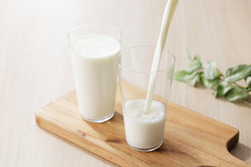 グラスに注いだ牛乳　Milk in a glass
