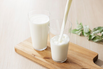 グラスに注いだ牛乳　Milk in a glass