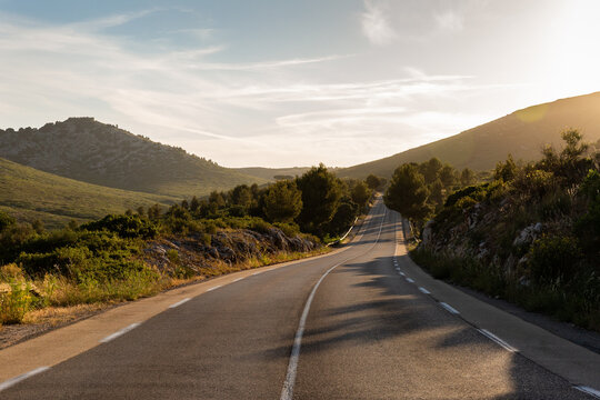 Panorama sur une route de montagne au coucher du soleil