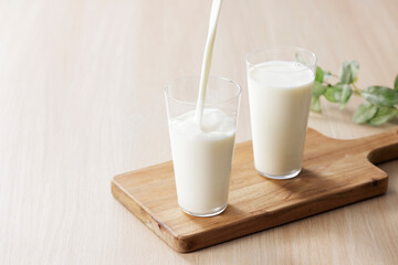 グラスに注いだ牛乳　Milk in a glass