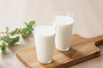 グラスに注いだ牛乳　Milk in a glass