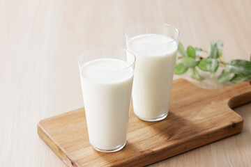 グラスに注いだ牛乳　Milk in a glass