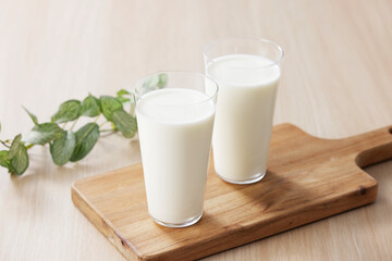 グラスに注いだ牛乳　Milk in a glass