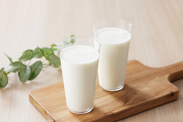 グラスに注いだ牛乳　Milk in a glass