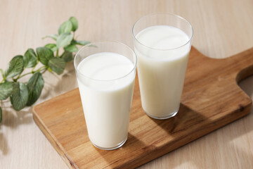 グラスに注いだ牛乳　Milk in a glass