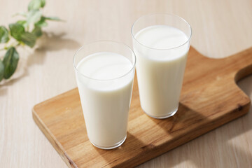 グラスに注いだ牛乳　Milk in a glass