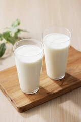 グラスに注いだ牛乳　Milk in a glass