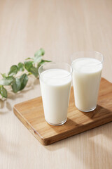 グラスに注いだ牛乳　Milk in a glass