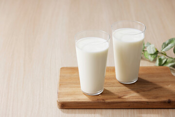 グラスに注いだ牛乳　Milk in a glass