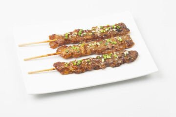 Chicken skewers are a food made by marinating chicken meat and vegetables with soy sauce and grilling them on a skewer.