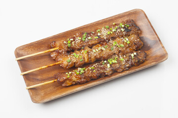 Chicken skewers are a food made by marinating chicken meat and vegetables with soy sauce and grilling them on a skewer.