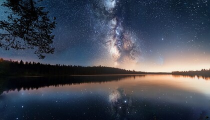 夜空の星が湖面に映り込み、静謐な宇宙の広がりと自然の神秘を感じさせる情景