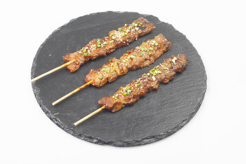 Chicken skewers are a food made by marinating chicken meat and vegetables with soy sauce and grilling them on a skewer.
