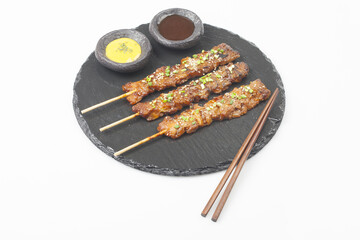 Chicken skewers are a food made by marinating chicken meat and vegetables with soy sauce and grilling them on a skewer.