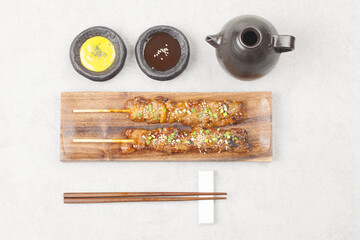 Chicken skewers are a food made by marinating chicken meat and vegetables with soy sauce and grilling them on a skewer.