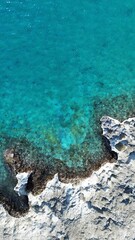 Imagem aérea do mar e rochas de San Andres no Caribe colombiano