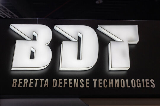 Messestand von Beretta Defense Technologies (BDT) mit gro&szlig;em Firmenlogo. 