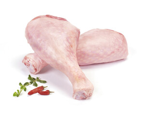 Noga indycza ozdobiona świeżymi ziołami i ostrymi papryczkami © Blue Pixel