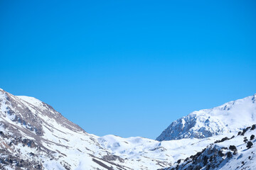 Obraz premium Blue sky and snowy mountain views