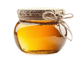 Pot de miel ambré avec couvercle en tissu et ficelle naturelle, isolé.