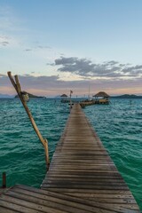 Obraz premium Serene Pier at Sunset