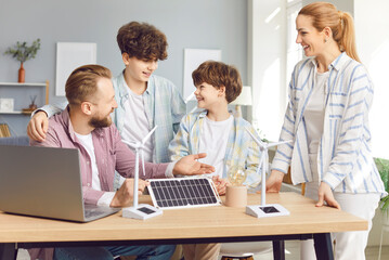 Obraz premium Parents with children, examining solar photovoltaic panels and exploring sustainable energy technologies at home. Interest in ecological conservation and energy-saving technologies.