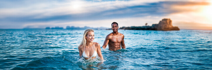Fototapeta premium immigration couple vacation interracial sea water holiday